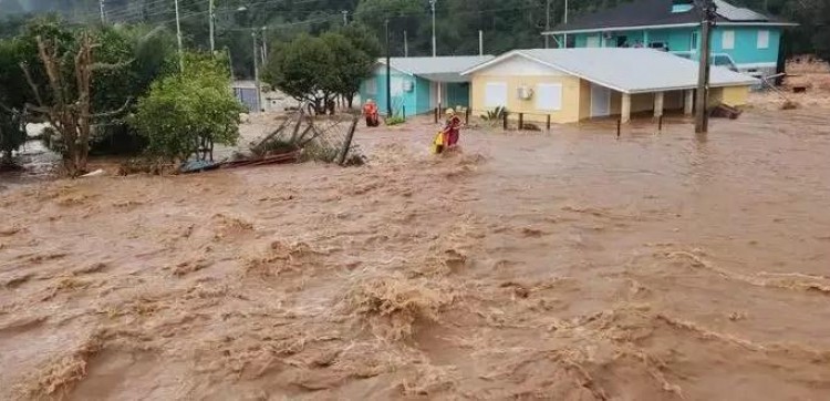 Aumenta para 83 o número de mortes provocadas pelas enchentes no estado.